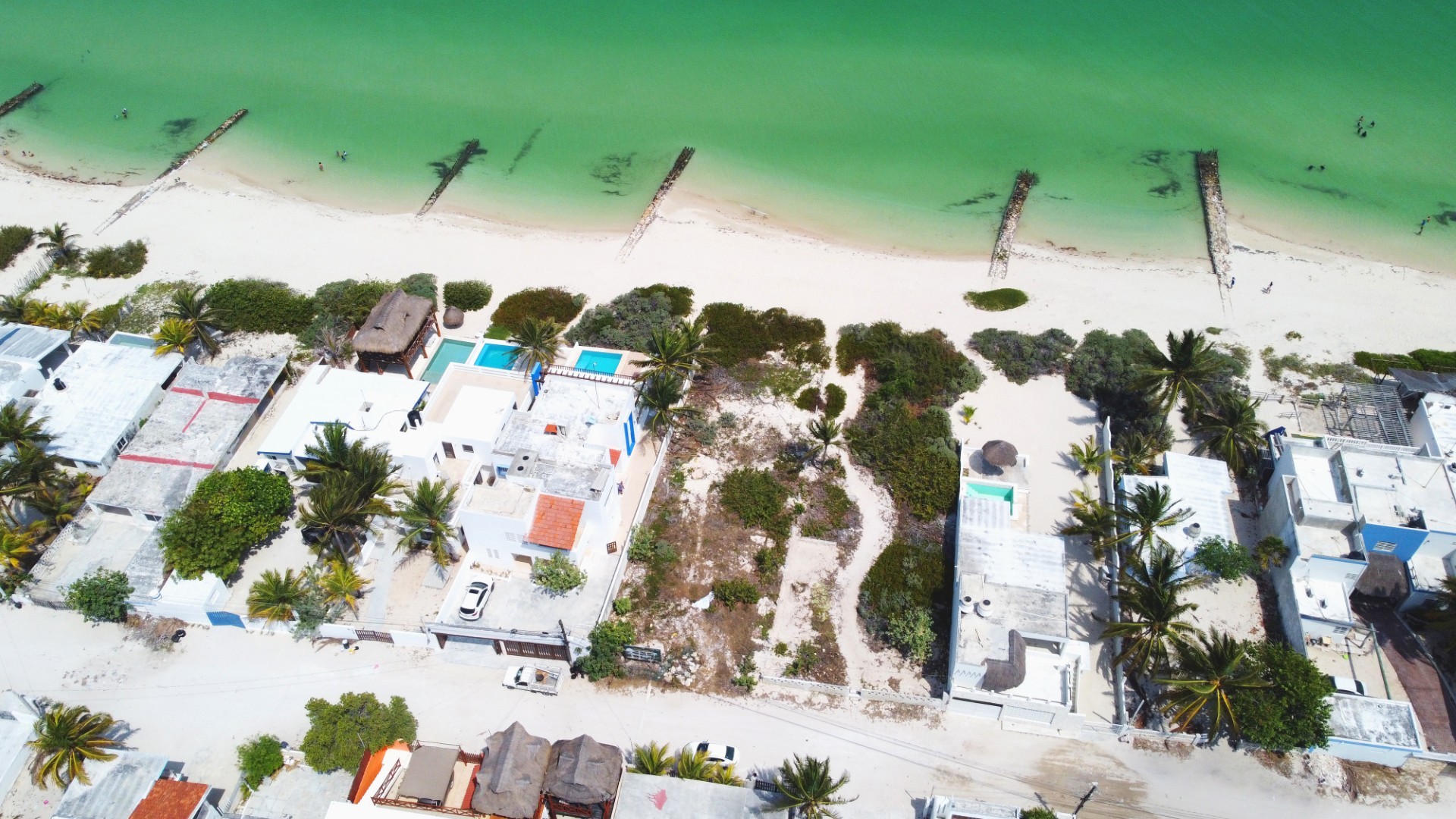 4 bedroom beachfront beach home in Chelem, front row