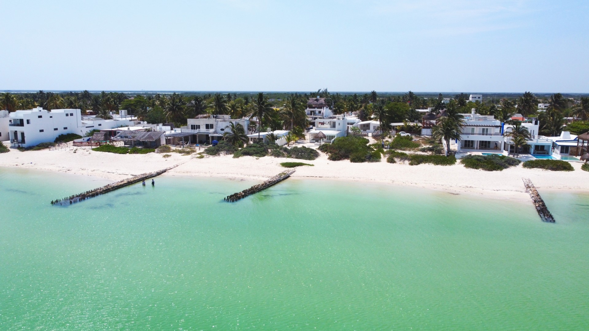 4 bedroom beachfront beach home in Chelem, front row