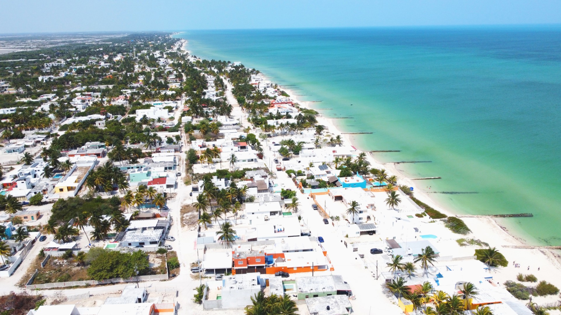 4 bedroom beachfront beach home in Chelem, front row