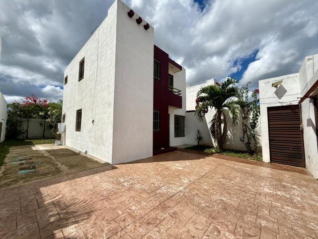 3 Bedroom House with Spacious Backyard in Mérida