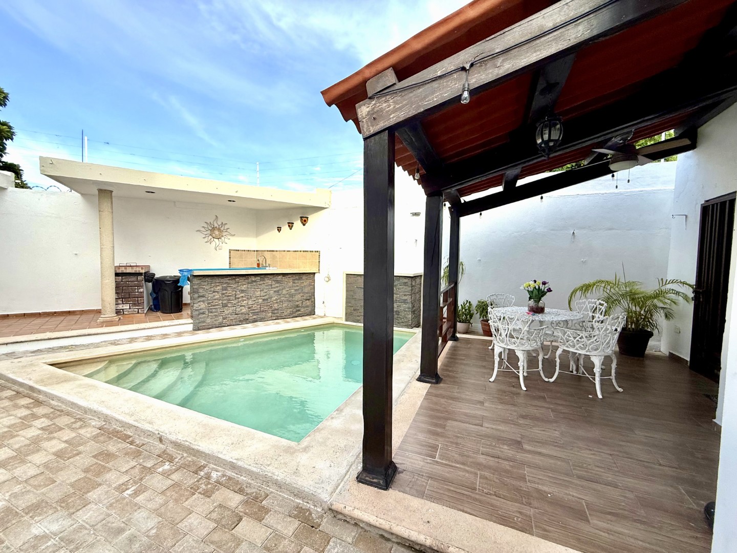 3 Bedroom Home with Pool in García Ginerés, Mérida