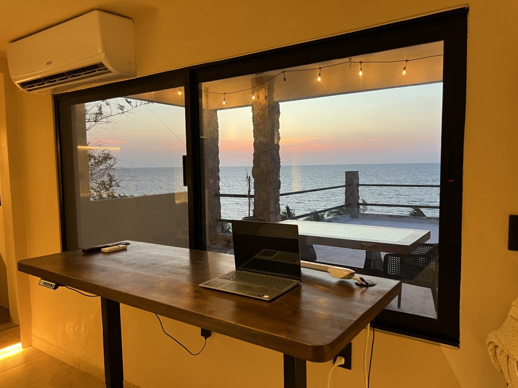 Beachfront Road-to-Road Home in San Lorenzo