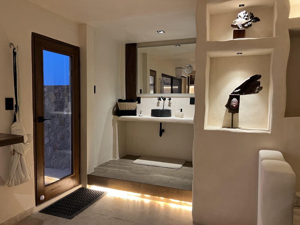 Beachfront Road-to-Road Home in San Lorenzo