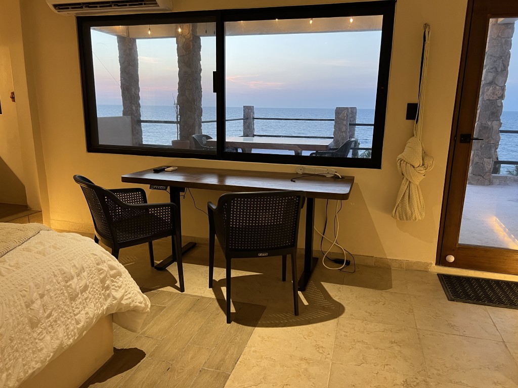 Beachfront Road-to-Road Home in San Lorenzo