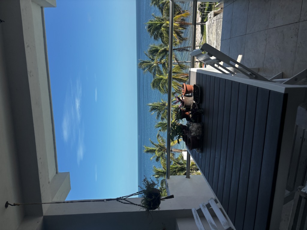 Beachfront Road-to-Road Home in San Lorenzo